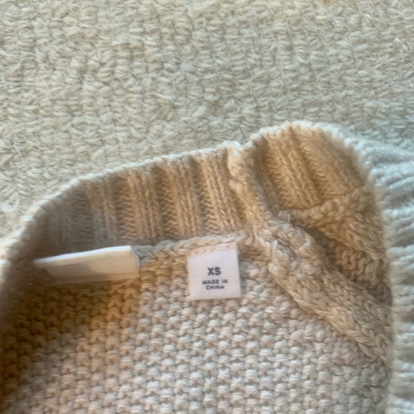 NWT Gap Crewneck Cableknit Sweater Xsmall. Oatmeal. - Picture 5 of 9